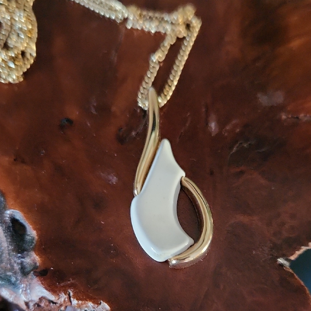 Sarah Coventry Gold Tone Necklace with White Teardrop Pendant